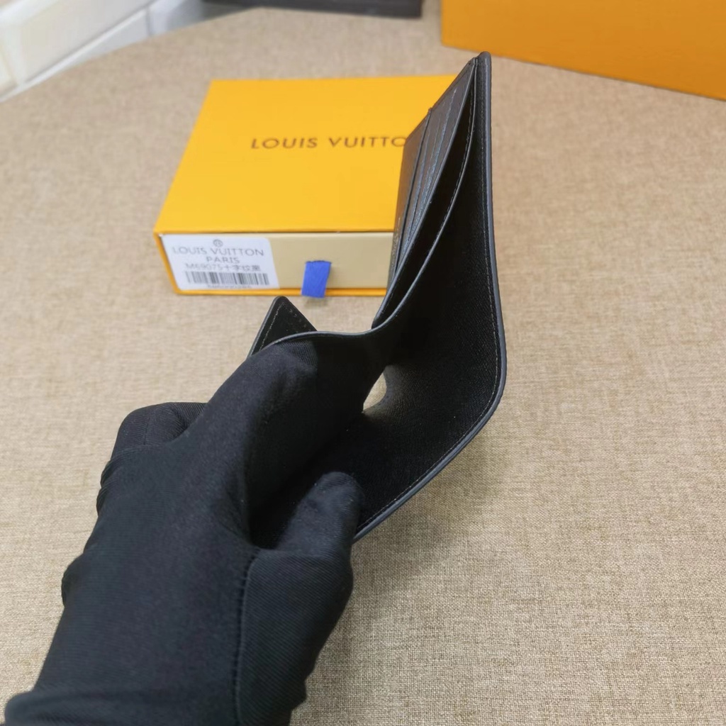 Louis Vuitton VI's New Wallet M69075