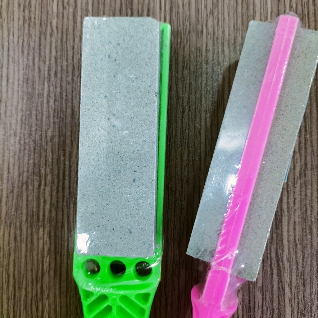 Đá Mài Dao 2 Mặt Có Tay Cầm Cán Nhựa Tiện Lợi Dài 21cm