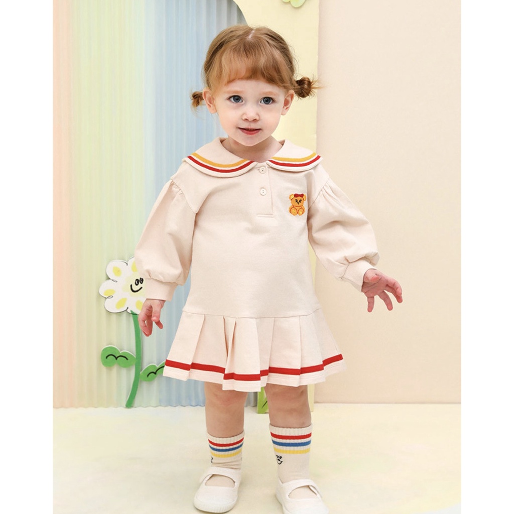 Váy thu đông bé gái Milkmile xuất Hàn. Thiết kế quá sức đáng yêu, chất da cá không bai nhão, thêu gấu cute. Size 90-140
