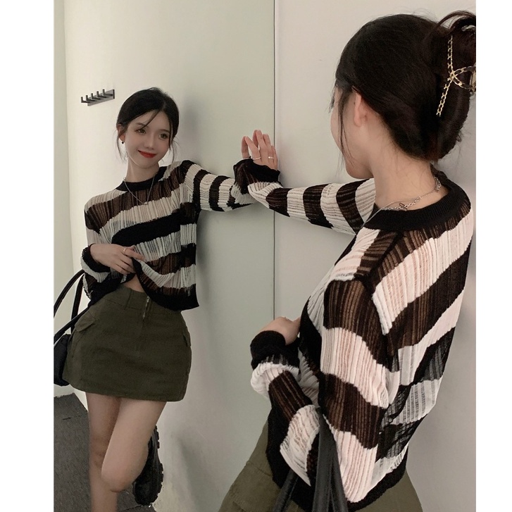 QKOOLE  Áo Croptop sweater Dệt Kim Tay Dài Khoét Lỗ Họa Tiết Kẻ Sọc Màu Tương Phản Phong Cách Hàn Quốc Thời Trang