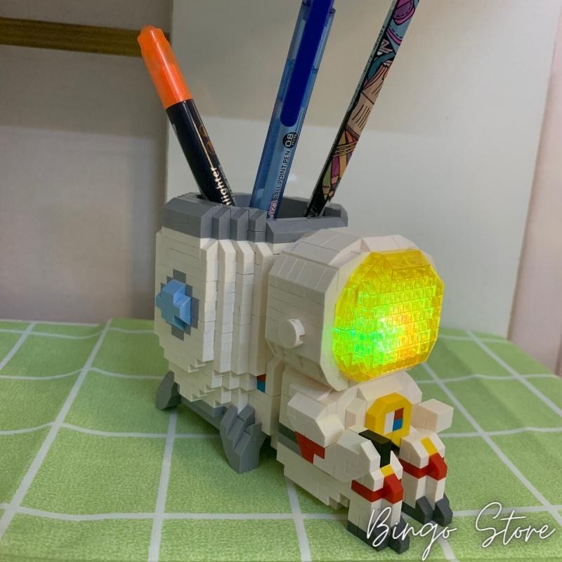 MÔ HÌNH LẮP RÁP HỘP BÚT PHI HÀNH GIA KÈM ĐÈN LED  934 CHI TIẾT