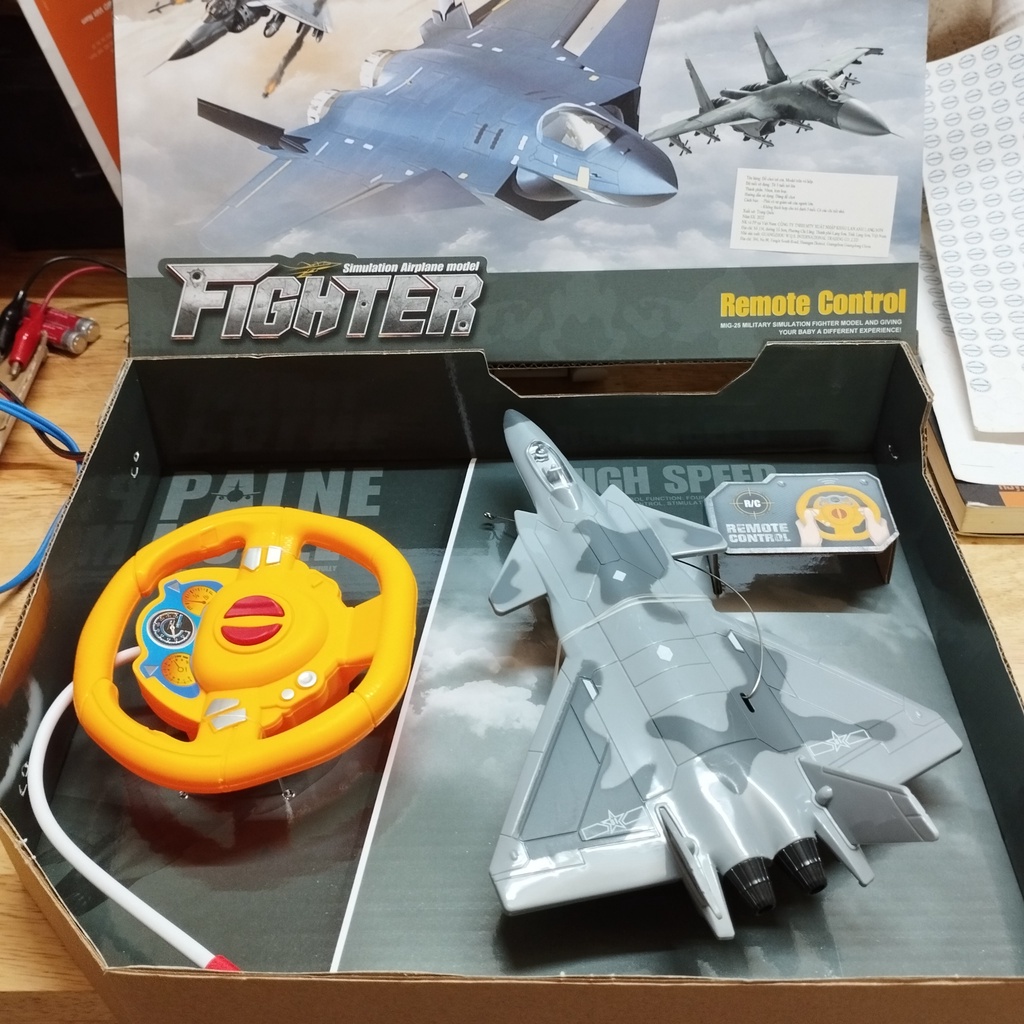 Đồ chơi mô hình máy bay chiến đấu MIG-25 điều khiển từ xa chạy dưới đất
