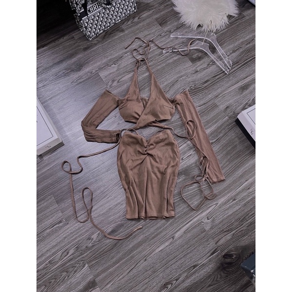Đầm Body Khoét Yếm Chéo Ngực Trễ Vai Tay Dài Khoét Đan Bụng Có Mút Ngực + Lót Quần