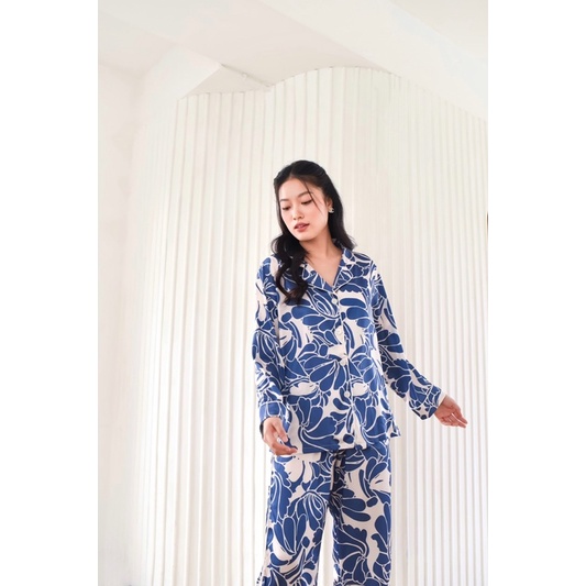 Bộ Pyjamas Nữ Mặc Nhà Quần Dài Áo Dài Chất Liệu Lụa In Hoa Tiết Louisa Xanh Dương LILAS BLANC