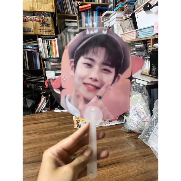 Astro goods Quạt cầm tay những member như hình.