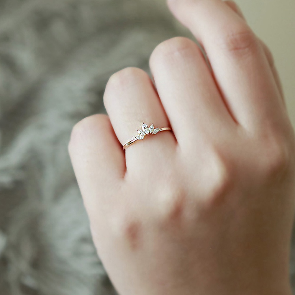 Nhẫn Đính Hôn Bằng Thép Titanium Mạ Vàng Đính Đá Zircon Hình Hoa Đơn Giản Thời Trang Cho Nữ