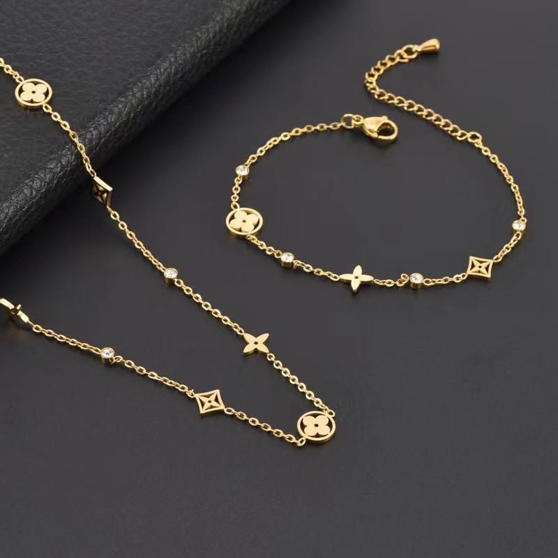 Vòng cổ Mặt Tròn Họa Tiết Cỏ Bốn Lá Bằng Thép Không Gỉ Thời Trang Cho Nữ