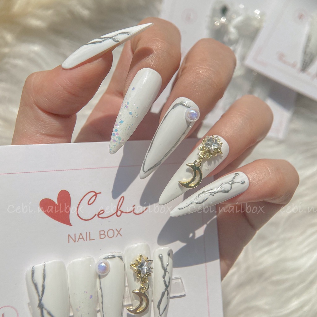 Móng tay giả nhọn dài c171 màu trắng sữa đính charm cebi.nailbox