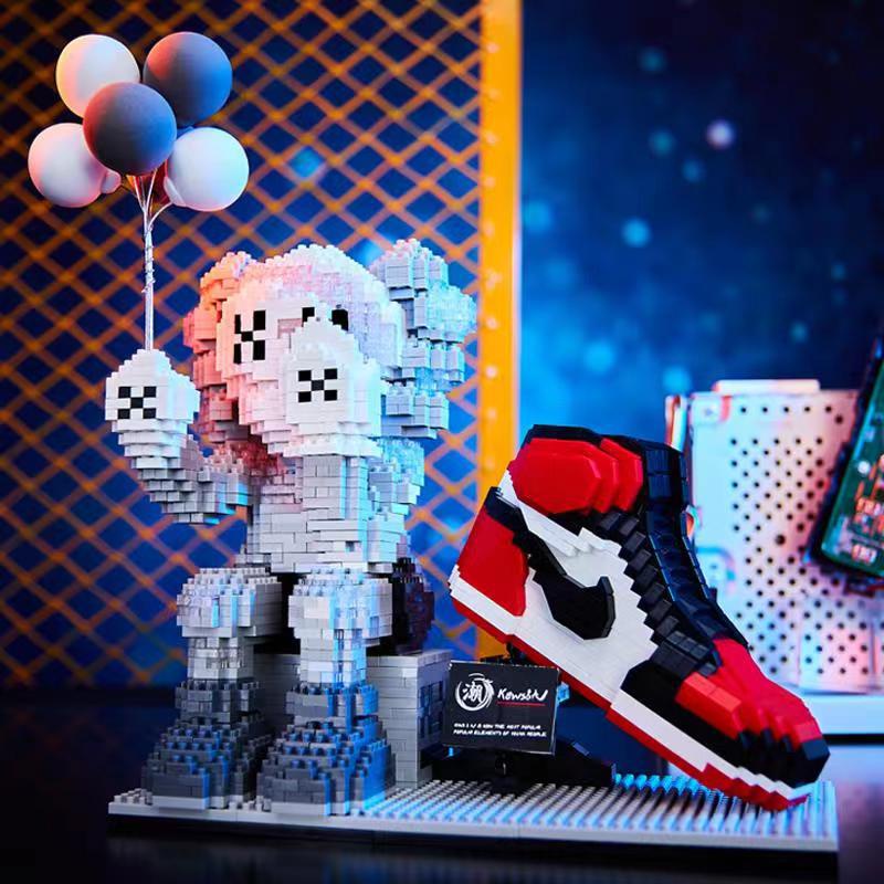 Đồ chơi lắp ráp lego Kaws Bearbrick Hộp Bút Giày 2199 mảnh ghép