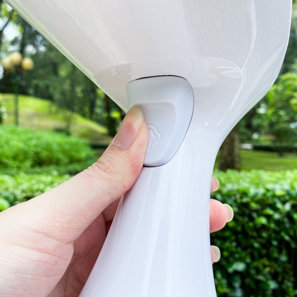 BÀN LÀ HƠI NƯỚC CẦM TAY LOCKNLOCK ENI222WHT 1500W, 220-240V