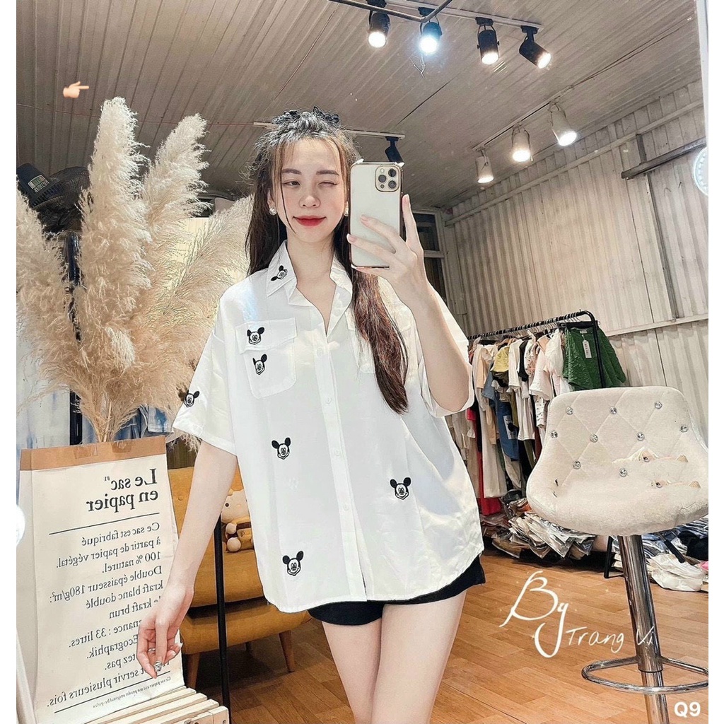 Áo sơ mi nữ dáng dài form rộng in chuột mickey kiểu cổ bẻ gài nút chất kate mềm phối 2 nắp túi hộp xinh xắn