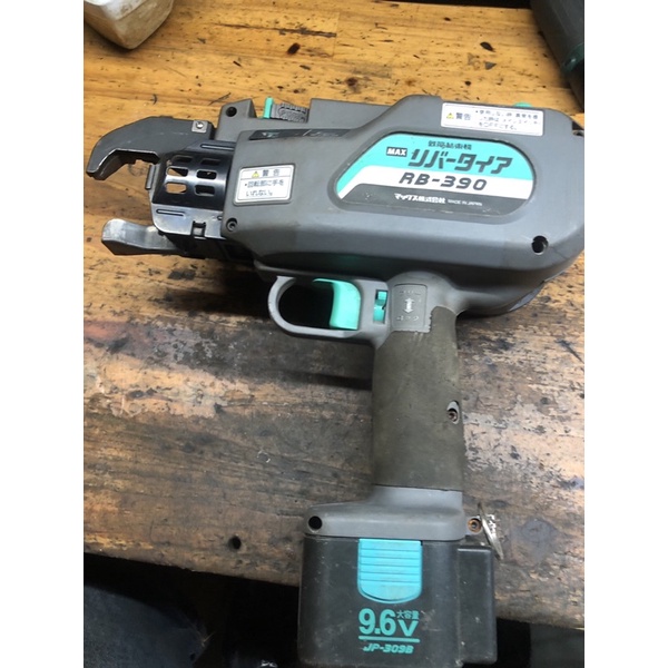 Máy buộc kẽm Max