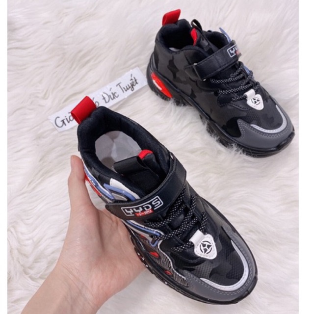 Giày thể thao bé trai chất đẹp màu đen chấm size 33-37