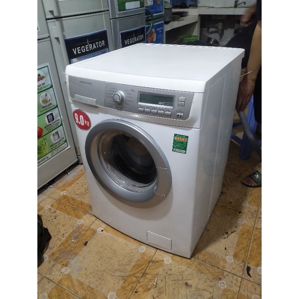 Máy giặt Electrolux 9kg còn mới 90%. màn hình điện tử