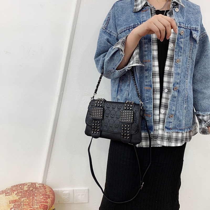 Túi Đeo Chéo Màu Đen Đính Đinh Tán Phong Cách retro Cho Nữ