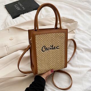 Túi Cói Ceci quai xách, kèm dây đeo chéo. Phù hợp đi chơi.