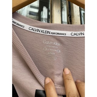 Áo crop top C K