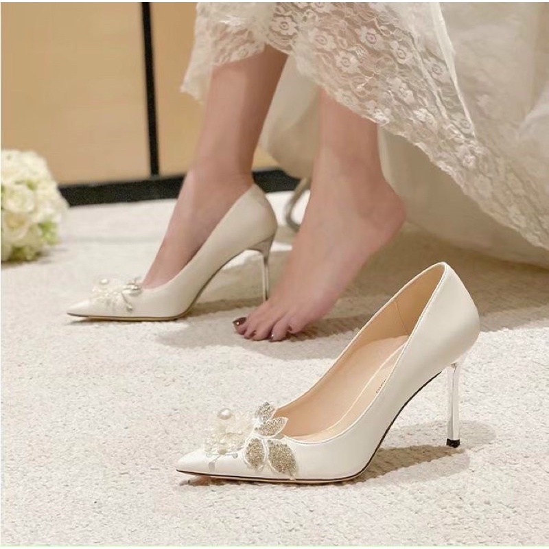 Giày trắng cao gót