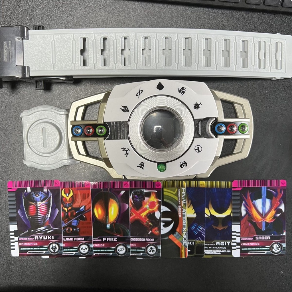Nhân Vật Kamen Rider Kèm 40 Thẻ Bài Trắng