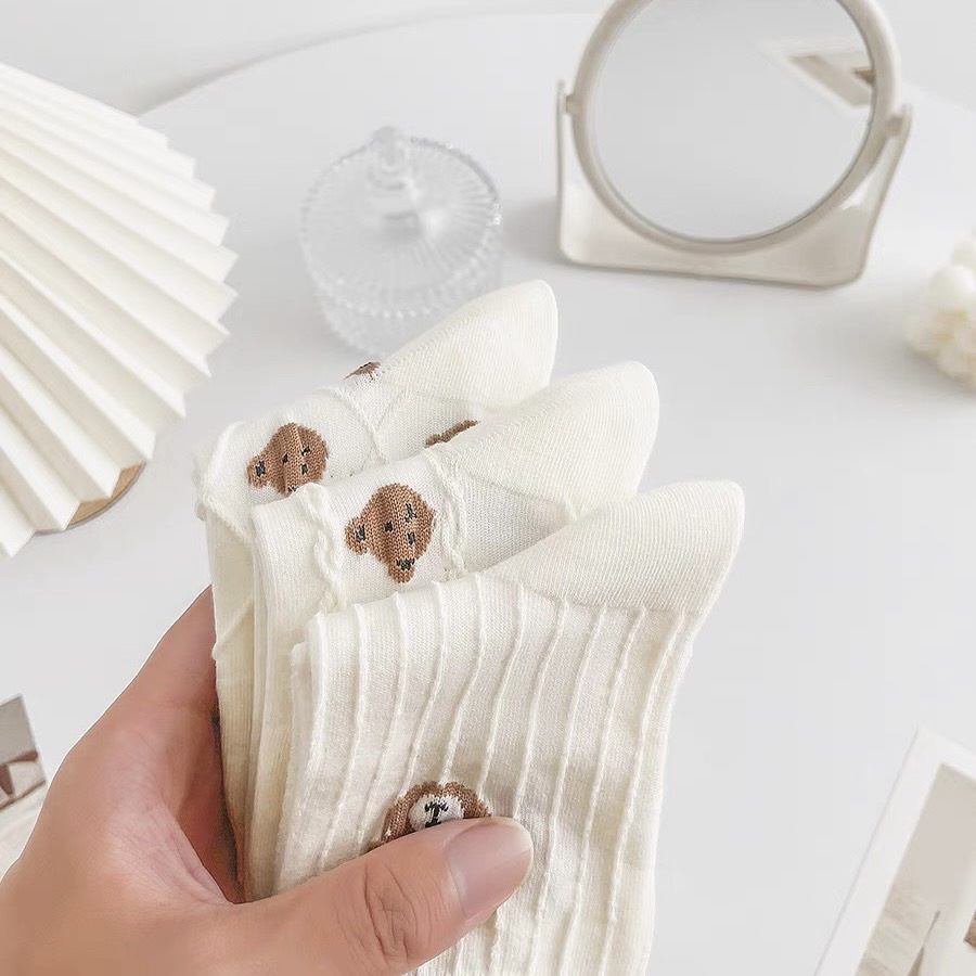 Tất vớ nữ cổ cao màu trắng, họa tiết gấu baby nâu dễ thương