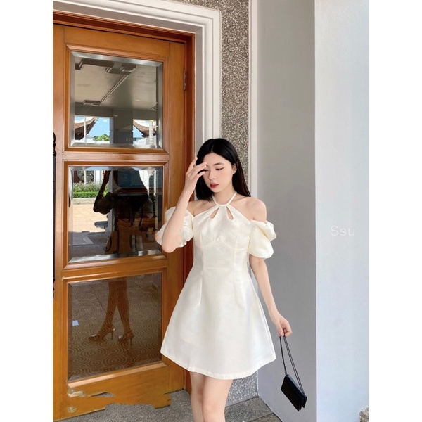 Đầm trắng khoét cổ