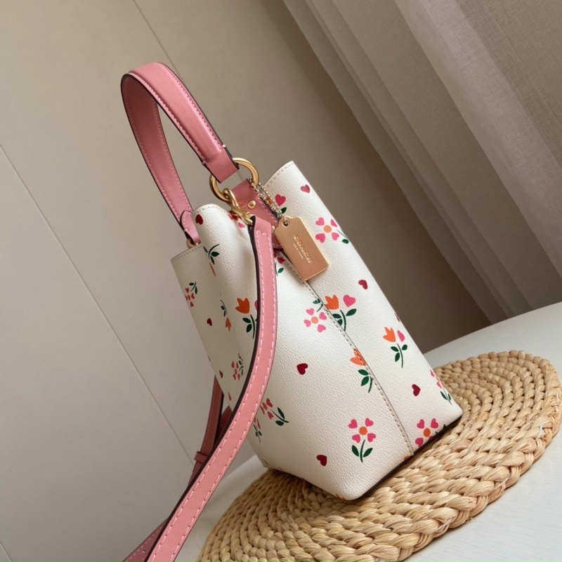 Túi đeo vai Coach Small Town Bucket xinh xắn