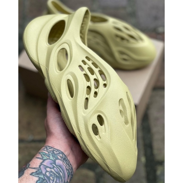 'Giày Cổ Thấp' adidas Yeezy Foam RNNR Sulfur