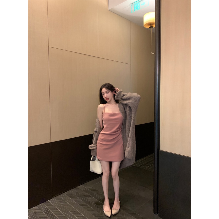 Set áo khoác len cardigan không khuy dáng dài+ Váy hai dây màu hồng sang trọng