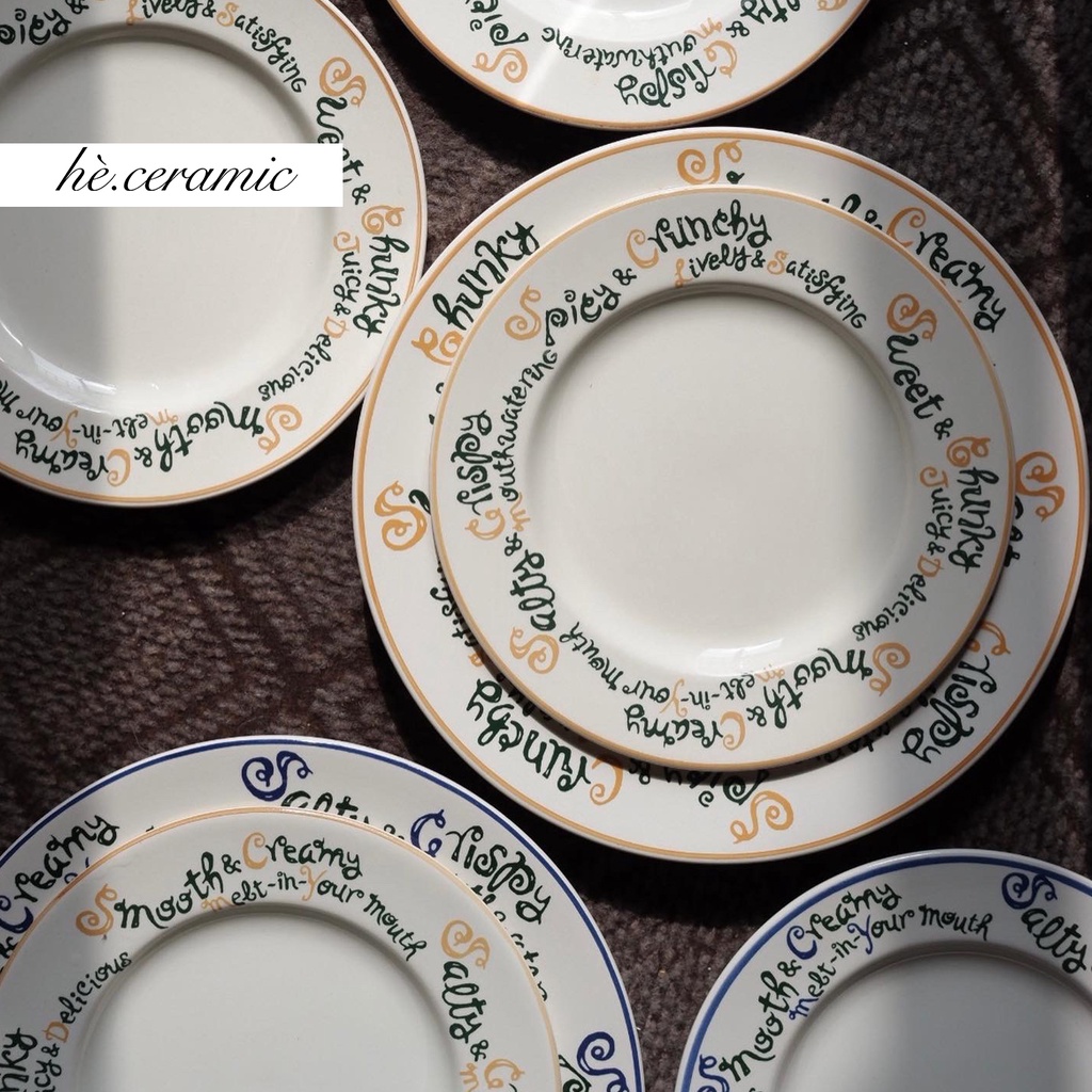 HÈ.CERAMIC / Dĩa MISTER DONUT USA, Dĩa viền chữ phong cách giáng sinh, Dĩa gốm sứ tráng men có chữ.
