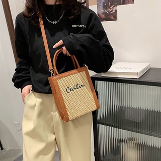 Túi Cói Ceci quai xách, kèm dây đeo chéo. Phù hợp đi chơi.
