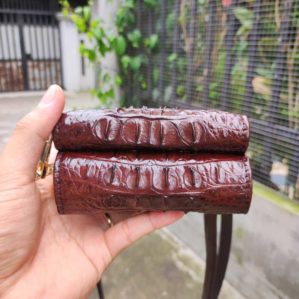 Túi đeo chéo Da cá sấu hình vuông nhỏ gọn. Thiết kế 3 khóa nhiều ngăn