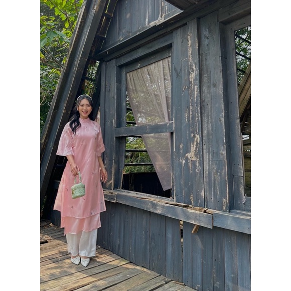 Áo dài tơ thêu hoa nhiều màu