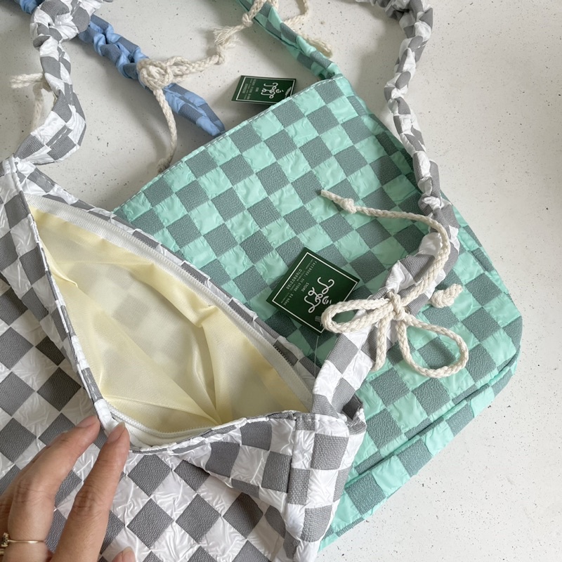 Túi đeo chéo dây rút caro màu lạ (có sẵn)