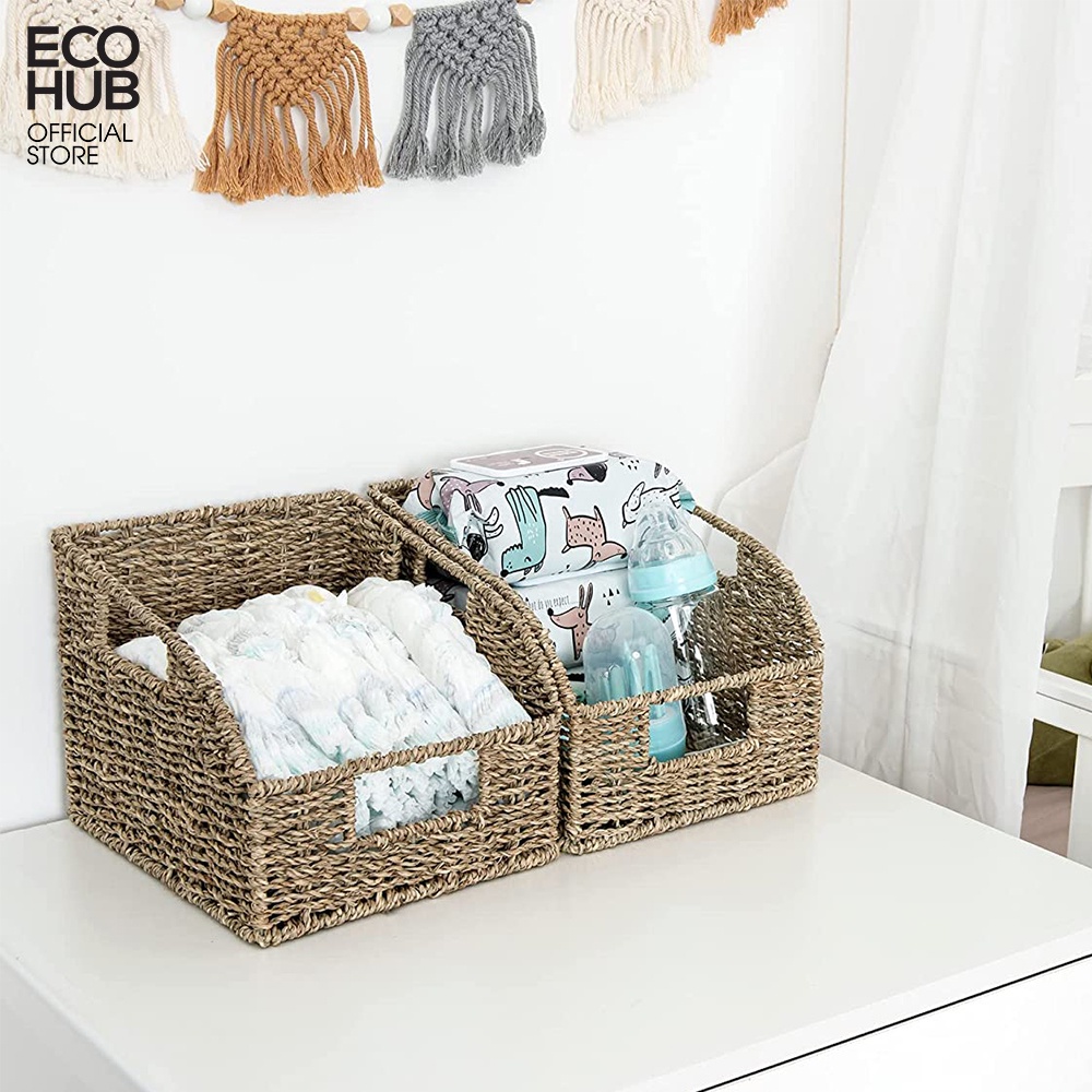 Giỏ đan bằng cói ECOHUB có tay cầm tích hợp, dùng để để sắp xếp (A woven sedge basket with handles, for organizing)