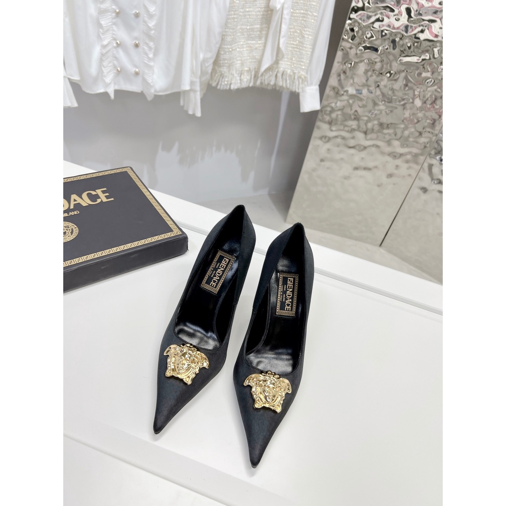 Giày cao gót thương hiệu nổi tiếng Versace thiết kế mũi nhọn sang chảnh, hiện đại