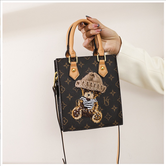 Túi xách nữ đeo chéo gấu xinh nổi bật cực cá tính Capucha T225