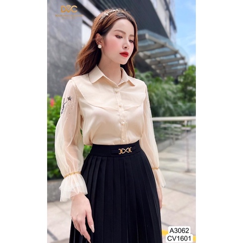 A3062 cv1601 áo sơ mi màu be và chân váy xếp ly màu đen