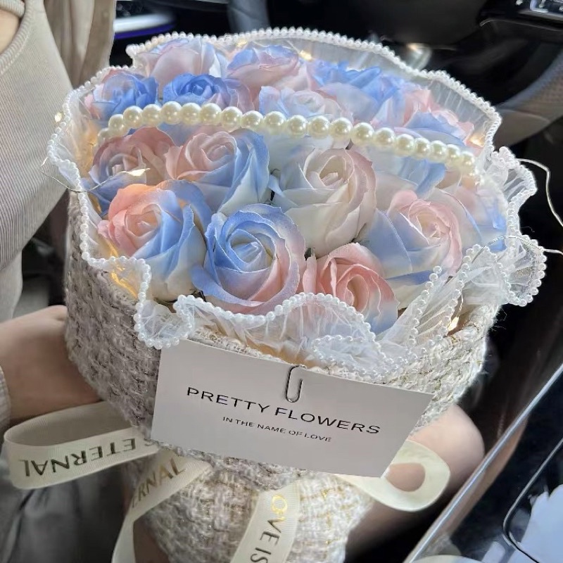 CHANEL Bó Hoa Hồng Sáp 21 Bông Làm Quà Tặng Valentine