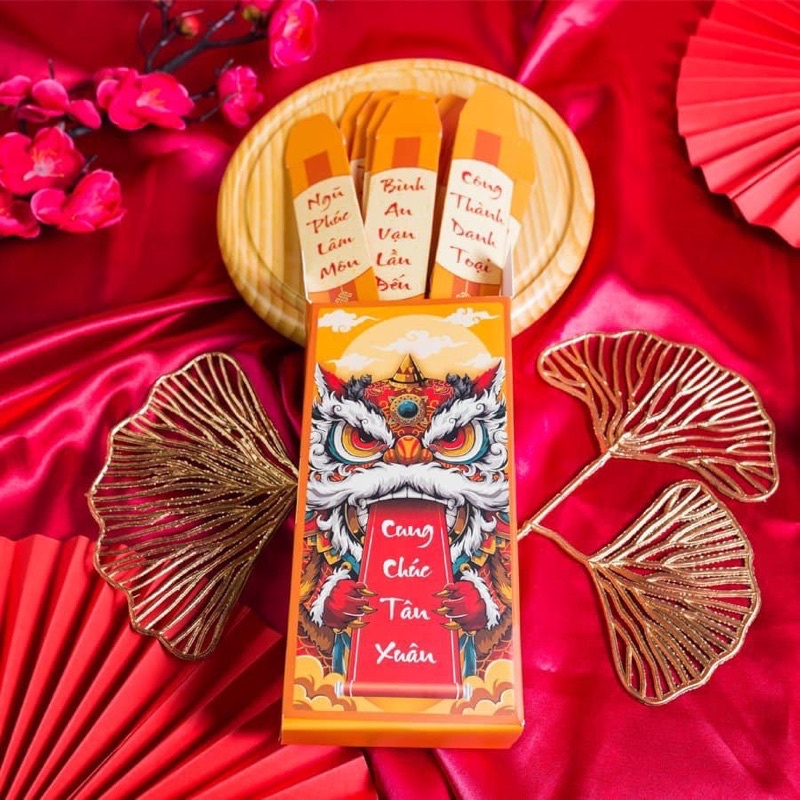 Lì Xì Gieo Quẻ Tài Lộc Hình Đầu Lân Tết 2024 GIÁP THÌN, giấy C300 Cứng Cáp, Cán Mờ in sắc nét - Hộp 15 Thẻ