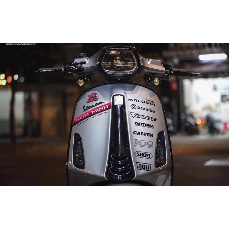 Tem logo trắng đen trang trí xe các thương hiệu nổi tiếng.