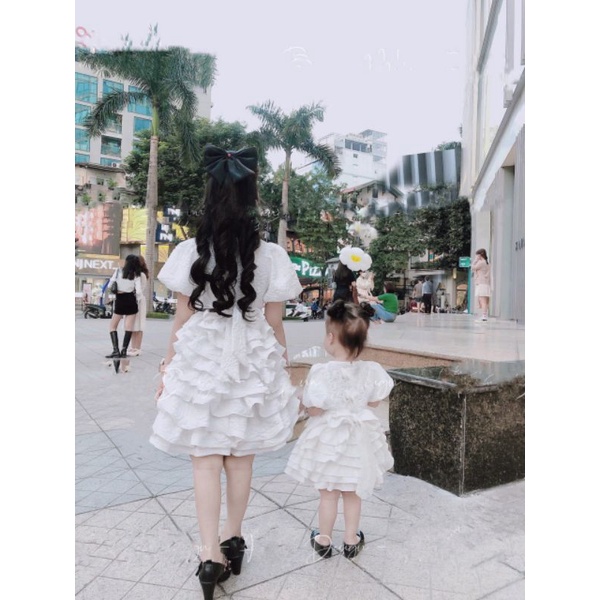 Váy công chúa bèo tầng gấm xốp vân hoa nổi bé gái