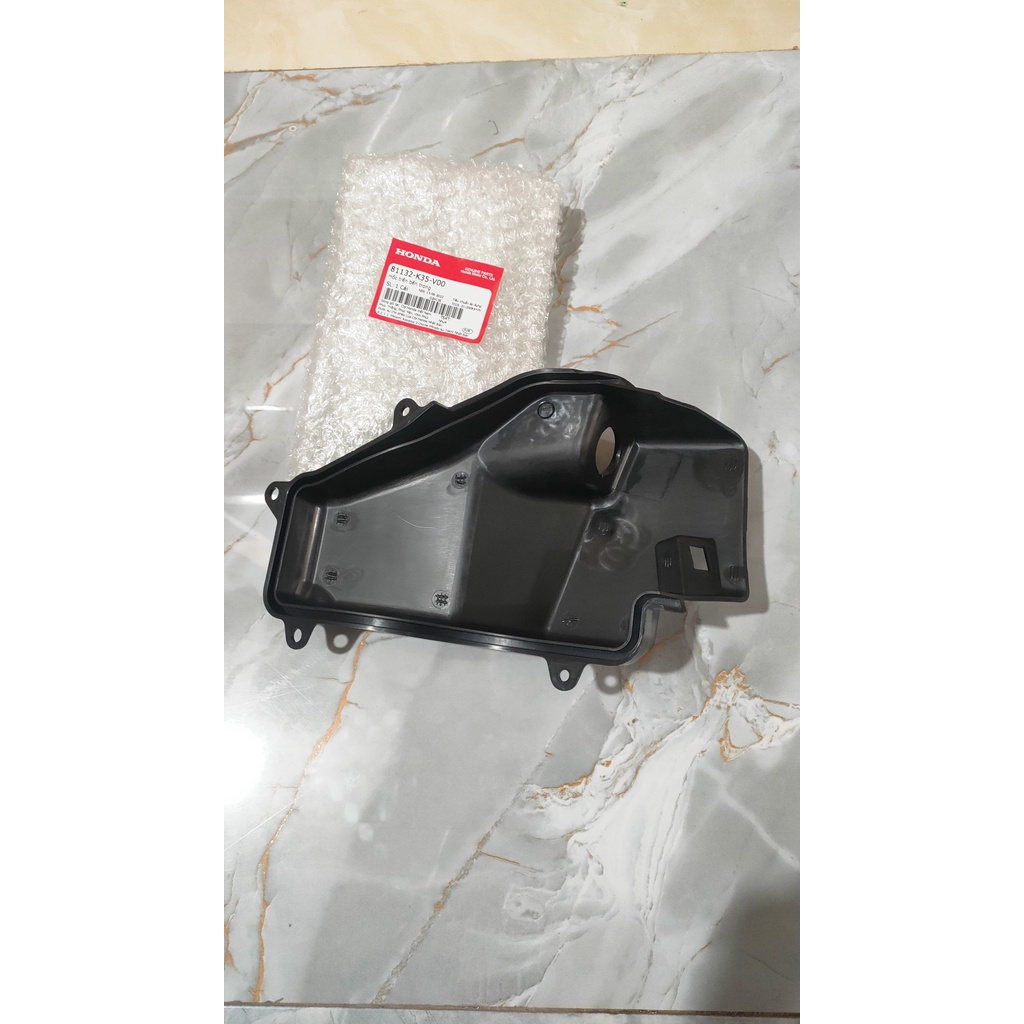 Hốc dưới bên trong HONDA PCX 125 màu Đen.