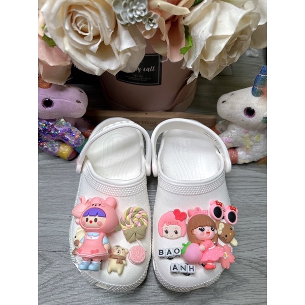 Dép croc" full charm pony tím,cô gái váy hồng