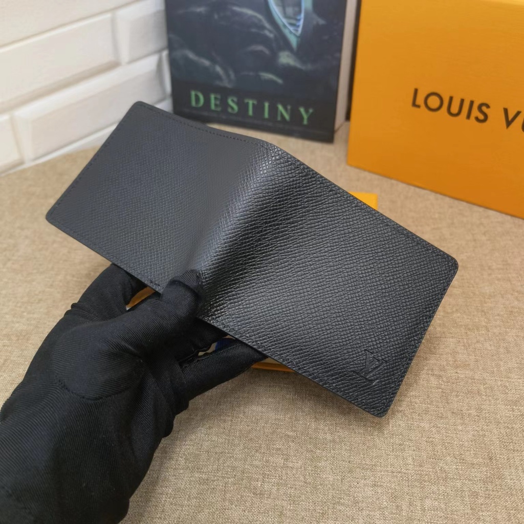Louis Vuitton VI's New Wallet M69075