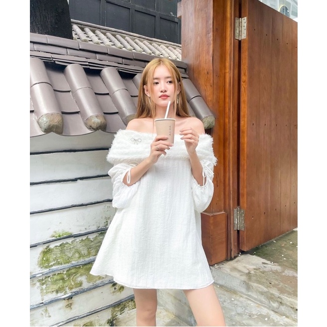 Đầm trễ vai babydoll tay bồng bo chun đính kèm nơ kim loại  Aguja- LILI DRESS