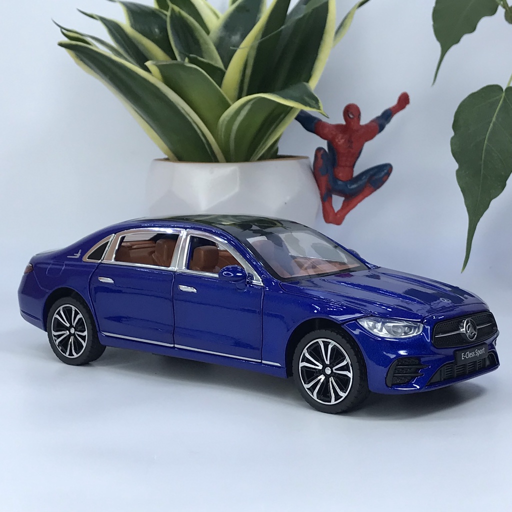 Mô hình xe Mercedes-Benz E300L tỷ lệ 1:24 bằng kim loại mẫu Sedan hạng sang