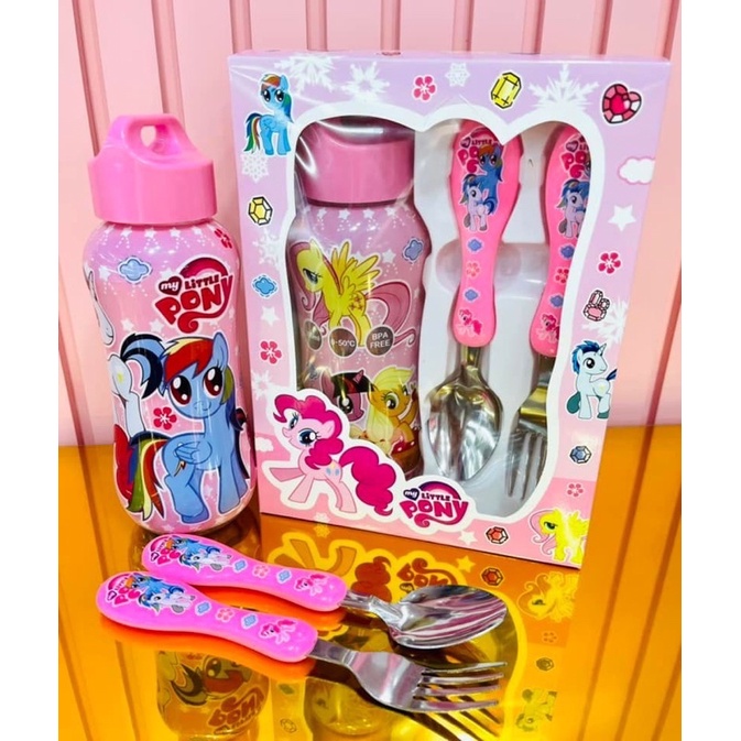 set bình nước nhựa kèm thìa nĩa inox hình Pony