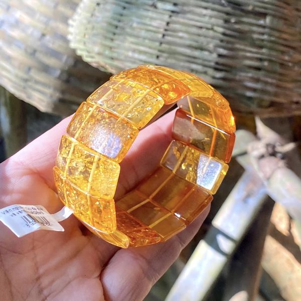 Vòng  hổ phách Nga tự nhiên định dạng thẻ dẹt.
