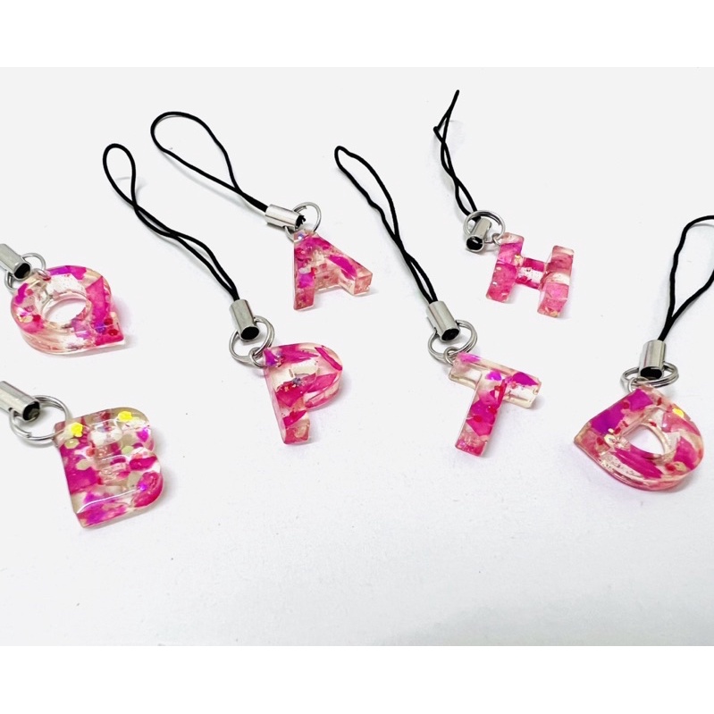 Móc khóa dây chữ cái nhũ hồng keo epoxy trong suốt