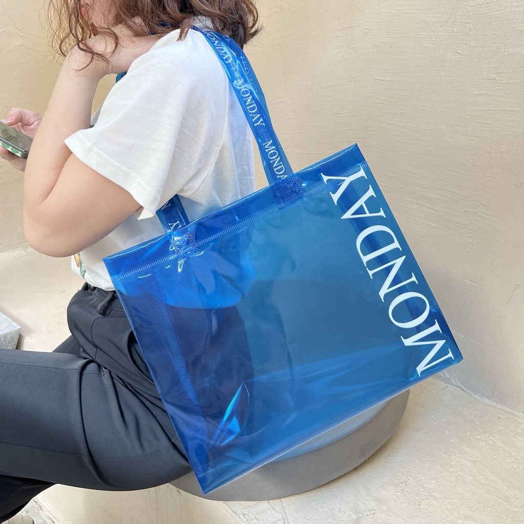 Túi xách nhựa trong suốt Monday phong cách hiện đại phối đồ sang chảnh